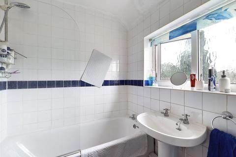86 Oaks Road, Stanwell, Staines, TW19 7LB