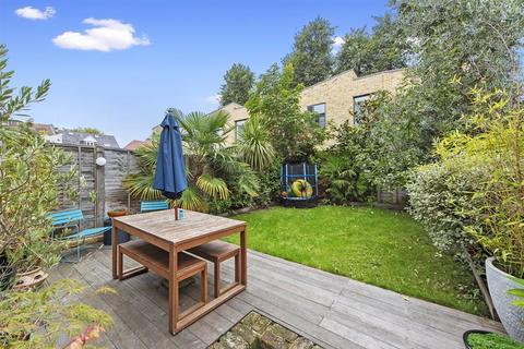 Flat B, 53 Kenninghall Road, London, E5 8BS