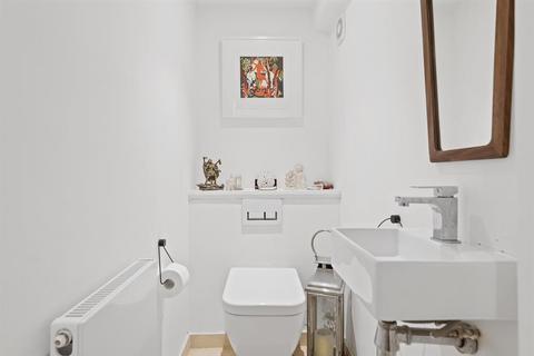 Flat B, 53 Kenninghall Road, London, E5 8BS