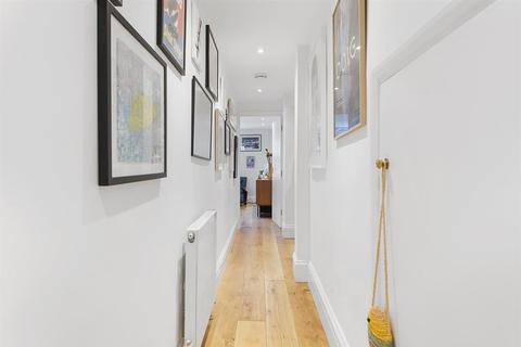 Flat B, 53 Kenninghall Road, London, E5 8BS
