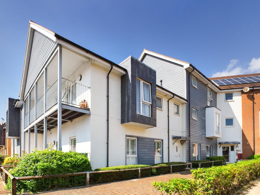 Howden Drive, Addlestone, Surrey, KT15 2 bed £114,000
