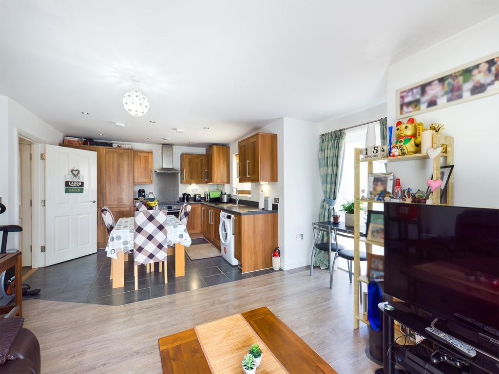 Howden Drive, Addlestone, Surrey, KT15 2 bed £114,000