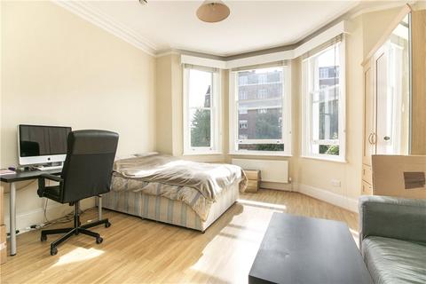 Studio to rent, Walpole Gardens, Chiswick, London, W4
