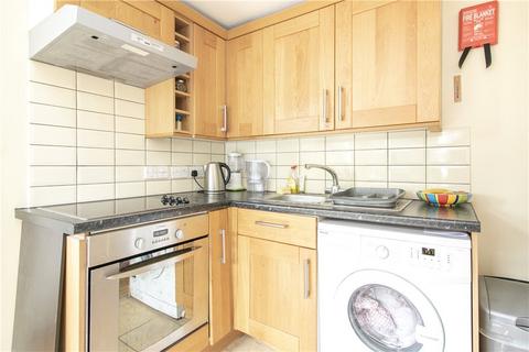 Studio to rent, Walpole Gardens, Chiswick, London, W4
