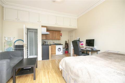 Studio to rent, Walpole Gardens, Chiswick, London, W4