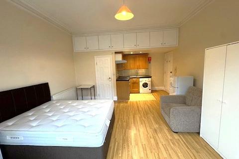undefined, Walpole Gardens, Chiswick, London, W4