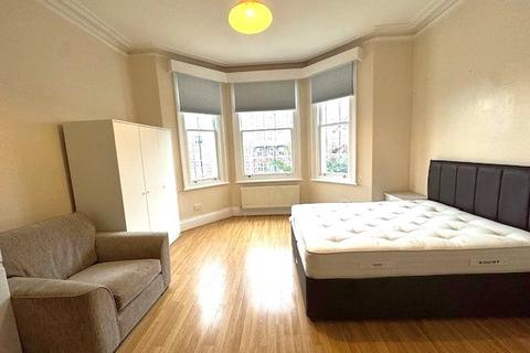 undefined, Walpole Gardens, Chiswick, London, W4