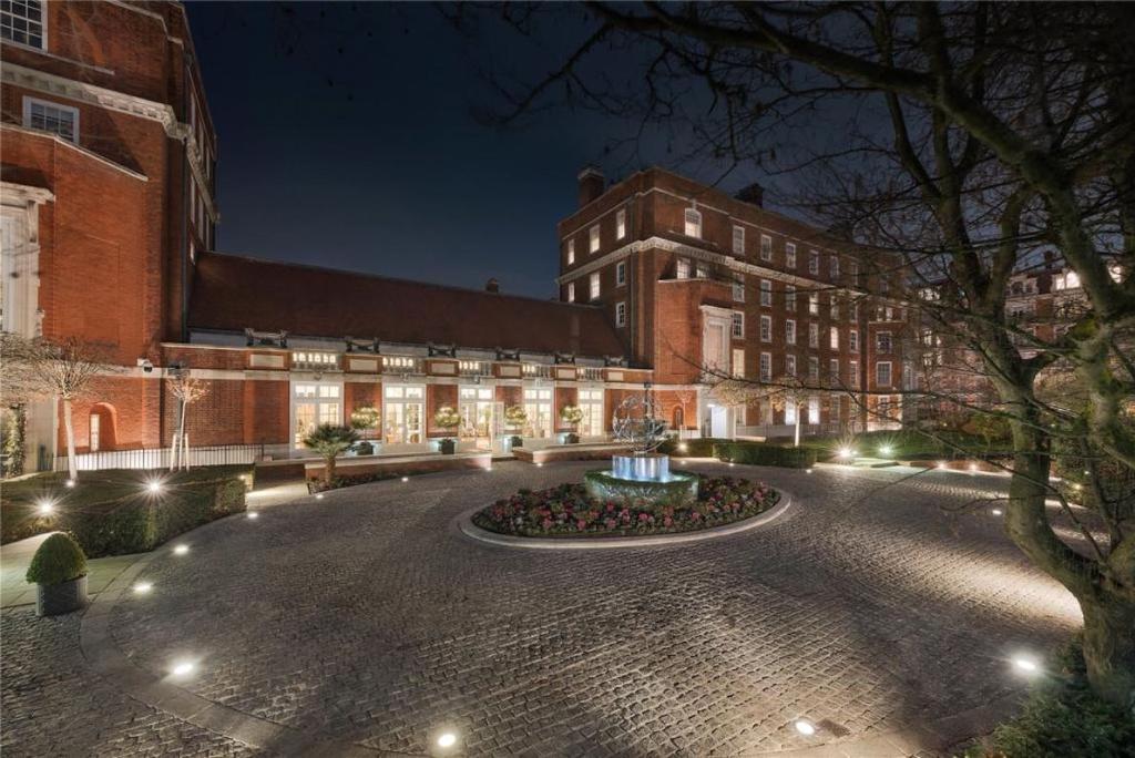 Academy Gardens, Duchess of Bedfords Walk, London, W8 6 bed apartment