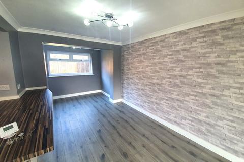 3 bedroom semi-detached house to rent, Newcombe Drive, Ng5