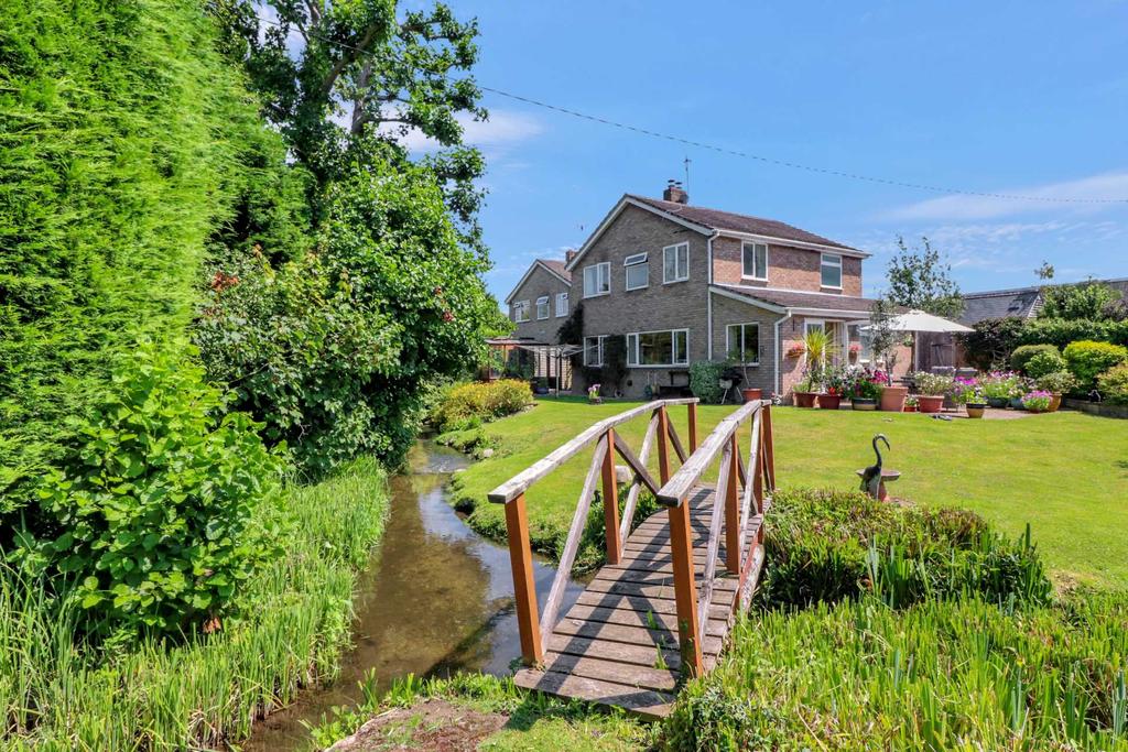 Brook End, Weston Turville 3 bed detached house £550,000