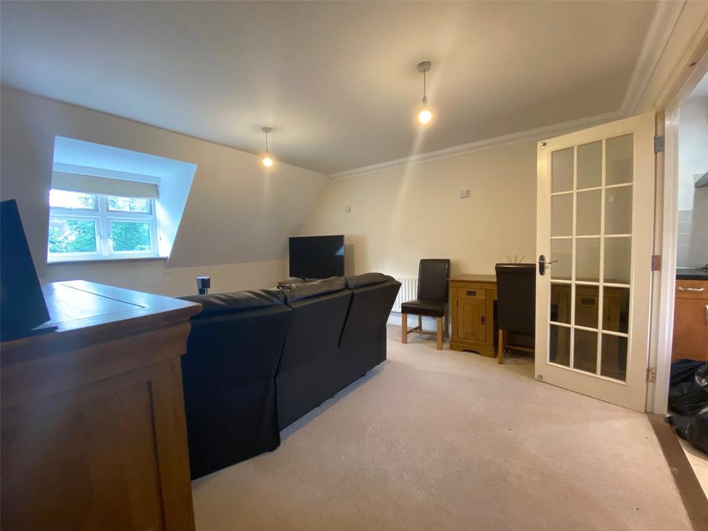Warwick Place, Wray Common Road... 2 bed apartment £1,300 pcm (£300 pw)