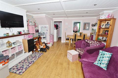 17 Cypress Path, Romford, RM3 8BD