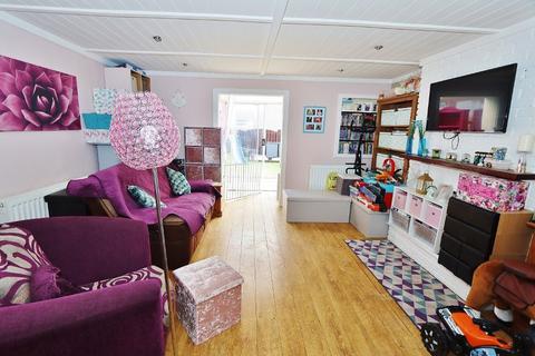 17 Cypress Path, Romford, RM3 8BD