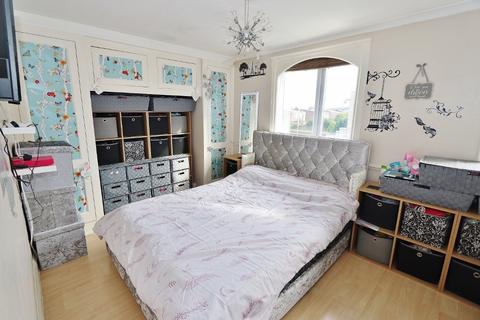 17 Cypress Path, Romford, RM3 8BD