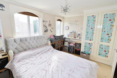 17 Cypress Path, Romford, RM3 8BD