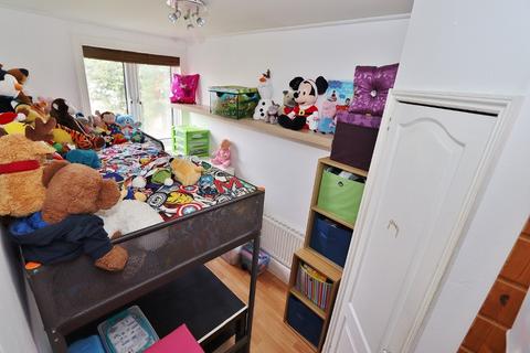 17 Cypress Path, Romford, RM3 8BD