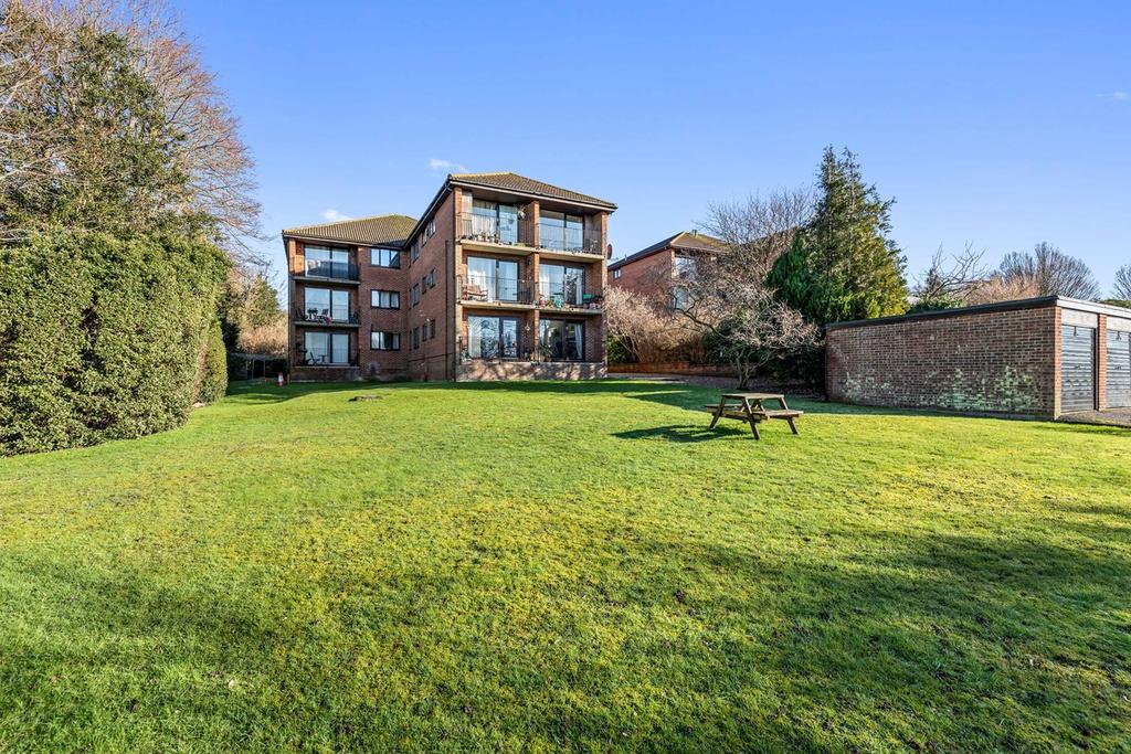London Road, River, Dover, CT16 1 bed flat £150,000