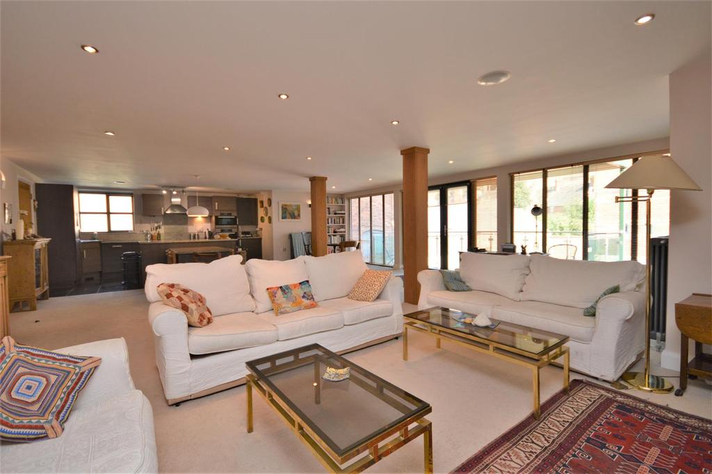 04 living area.JPG