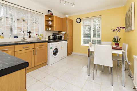 27 Craigmount, Radlett, WD7 7LW