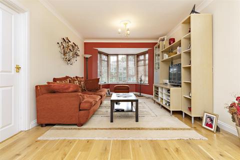 27 Craigmount, Radlett, WD7 7LW