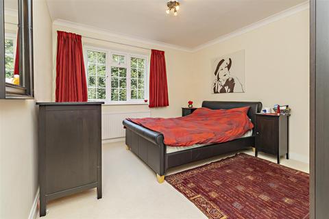 27 Craigmount, Radlett, WD7 7LW