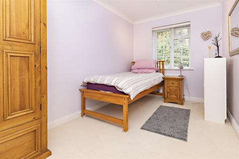 27 Craigmount, Radlett, WD7 7LW