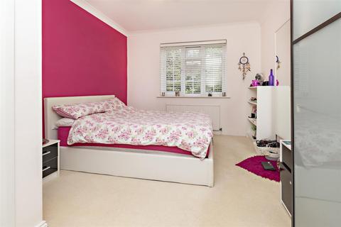27 Craigmount, Radlett, WD7 7LW