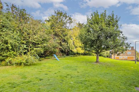 27 Craigmount, Radlett, WD7 7LW