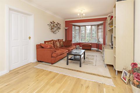 27 Craigmount, Radlett, WD7 7LW