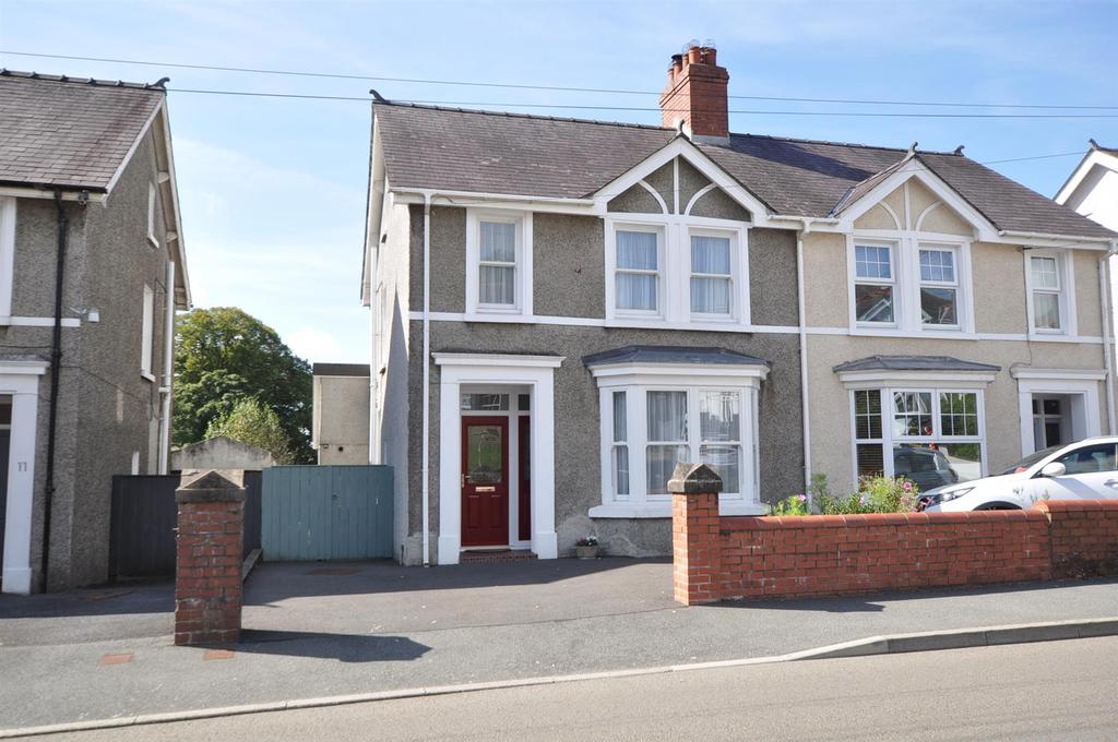 13 Lime Grove Avenue, Carmarthen 3 bed house £260,000