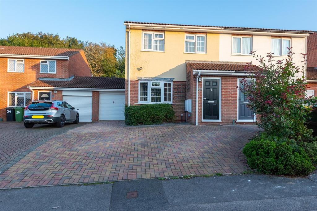 Mathias Walk, Basingstoke 3 bed semidetached house £340,000