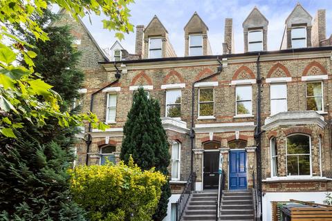 Flat 4, 40 Maple Road, Surbiton, KT6 4AB
