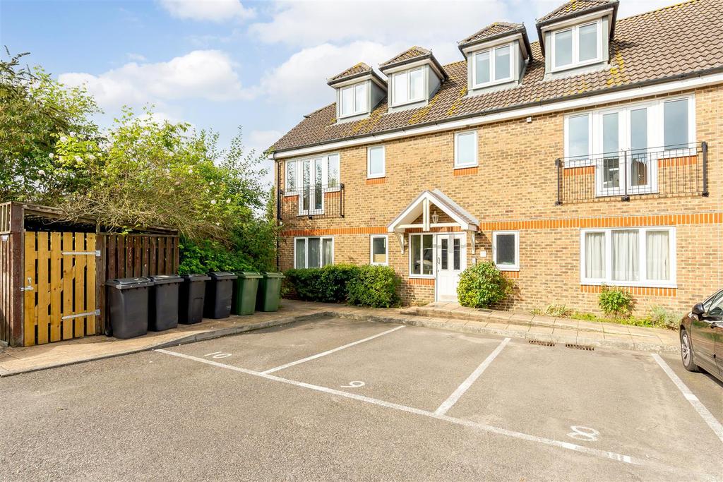 Mace Court, Coxheath, Maidstone 2 bed apartment - £200,000