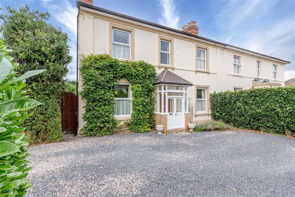 Lower Howsell Road, Malvern 4 bed semidetached house £450,000