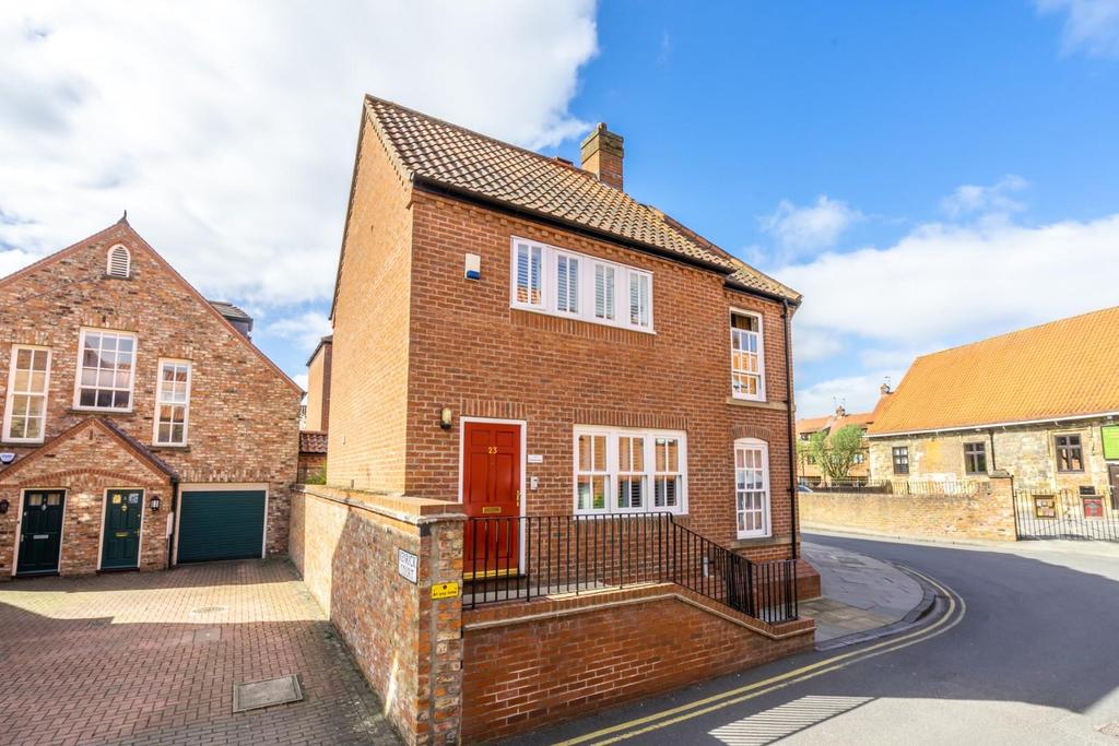 St. Andrew Place, York 2 bed end of terrace house £350,000