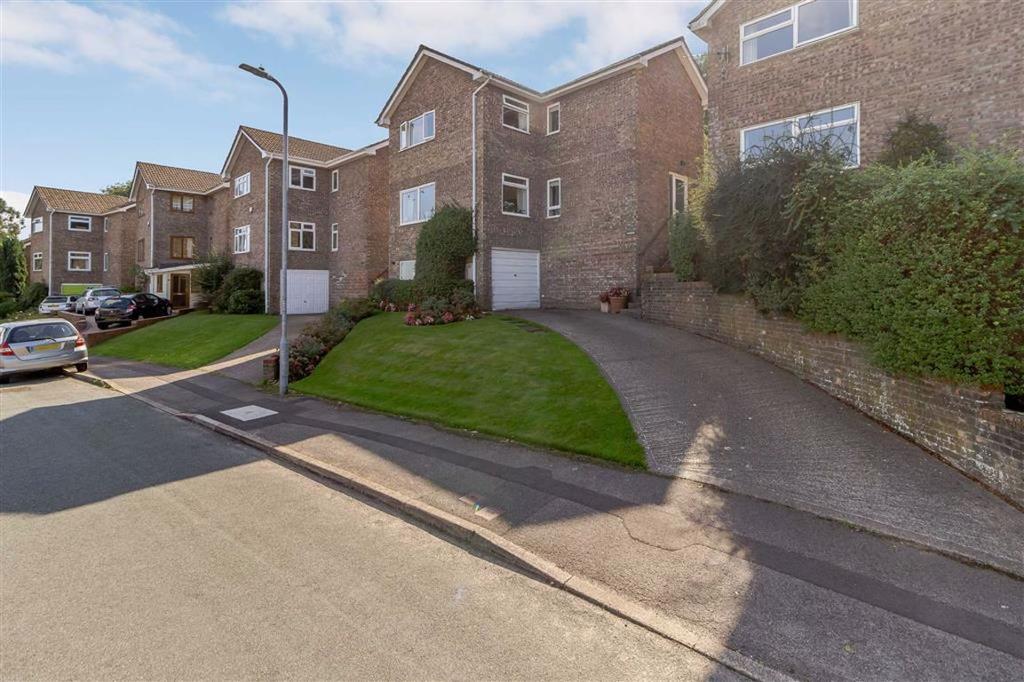Huntfield Road, Chepstow, Monmouthshire, NP16 4 bed detached house £