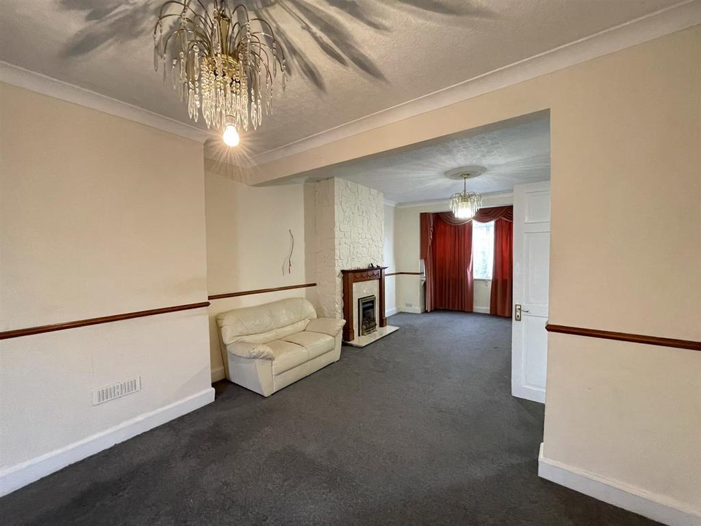 Green Lane, Thornton Heath 4 bed semidetached house £2,000 pcm (£462 pw)