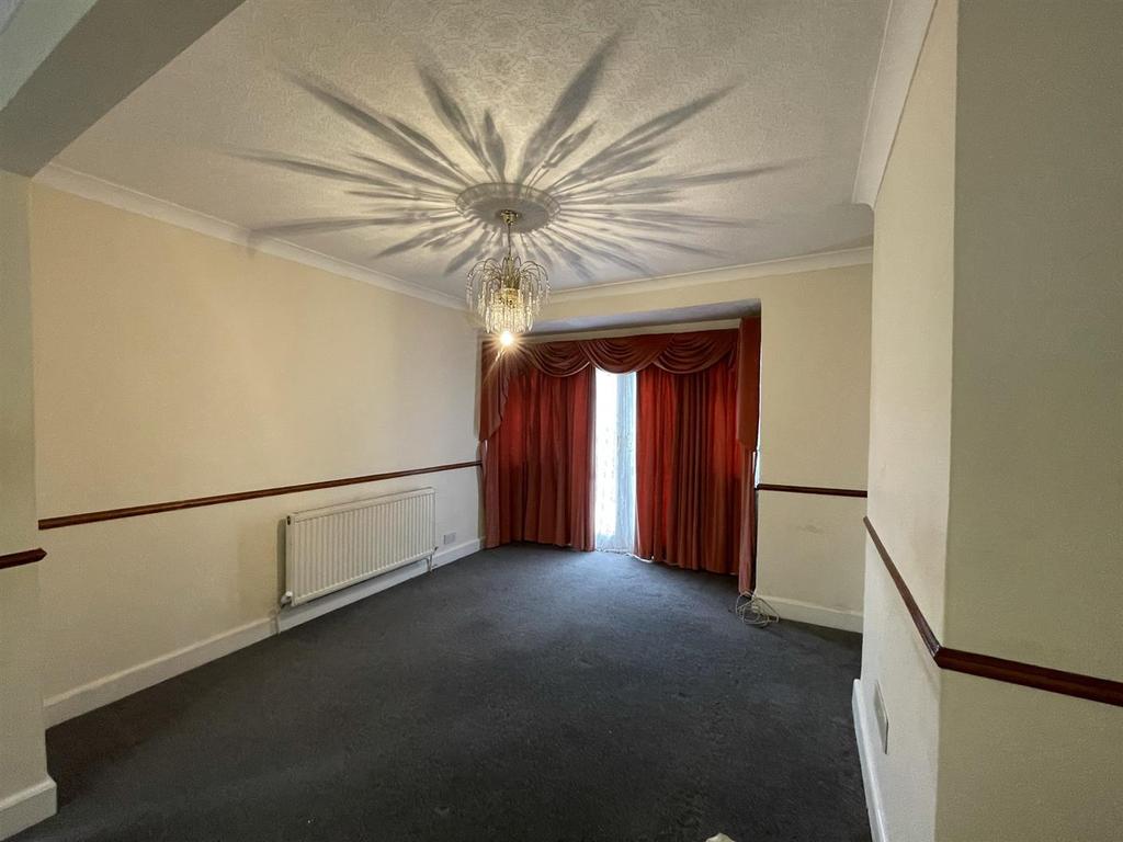 Green Lane, Thornton Heath 4 bed semidetached house £2,000 pcm (£462 pw)