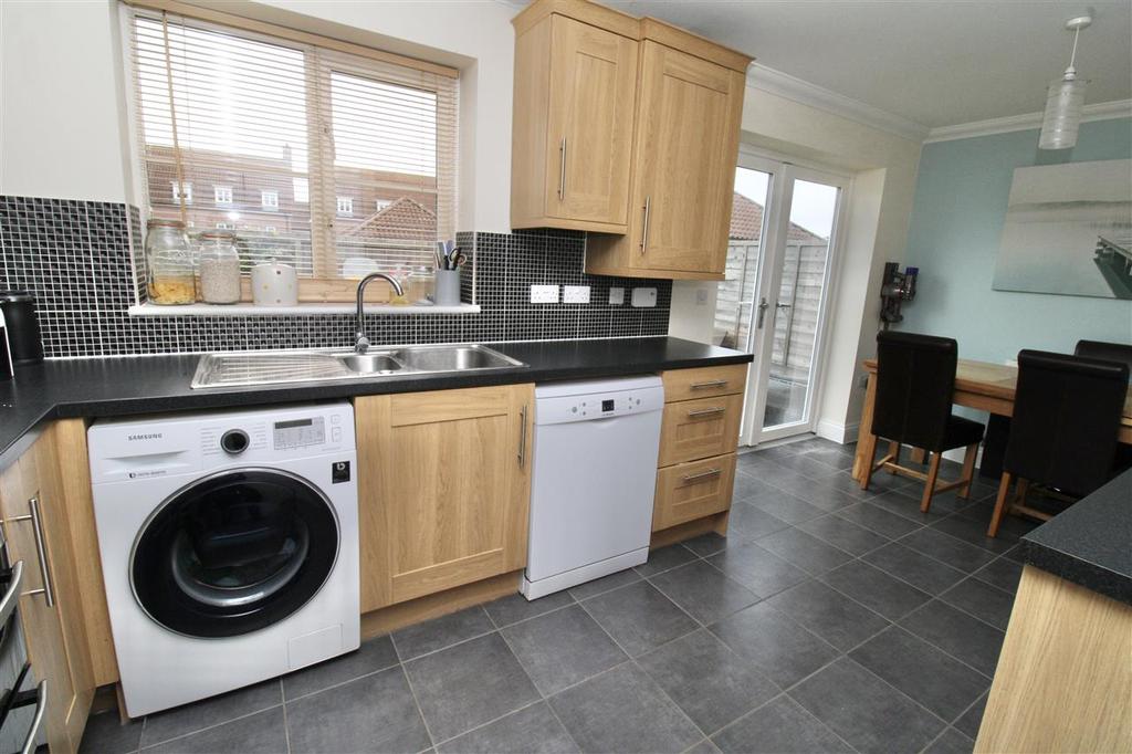 Warren Avenue, Saxmundham 3 bed townhouse £270,000