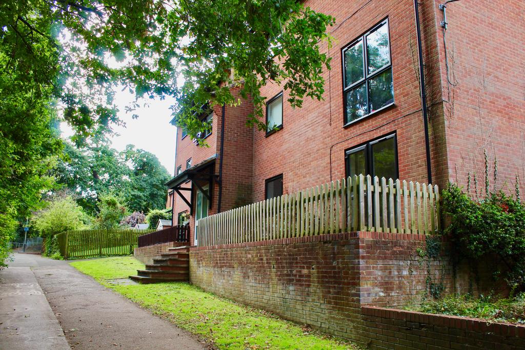 King Close, Cheltenham GL53 2 bed apartment £900 pcm (£208 pw)
