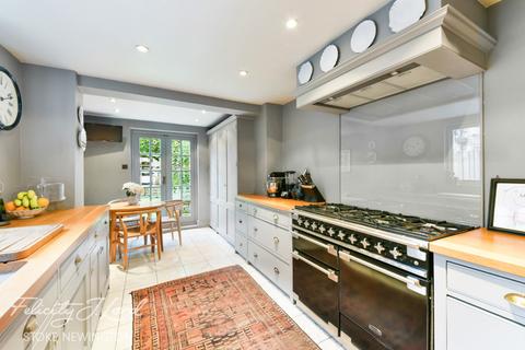13 Osterley Road, London, N16 8SN