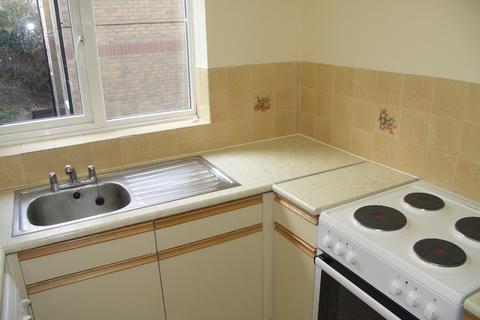 2 bedroom flat to rent - Lingfield Close, High Wycombe, HP13
