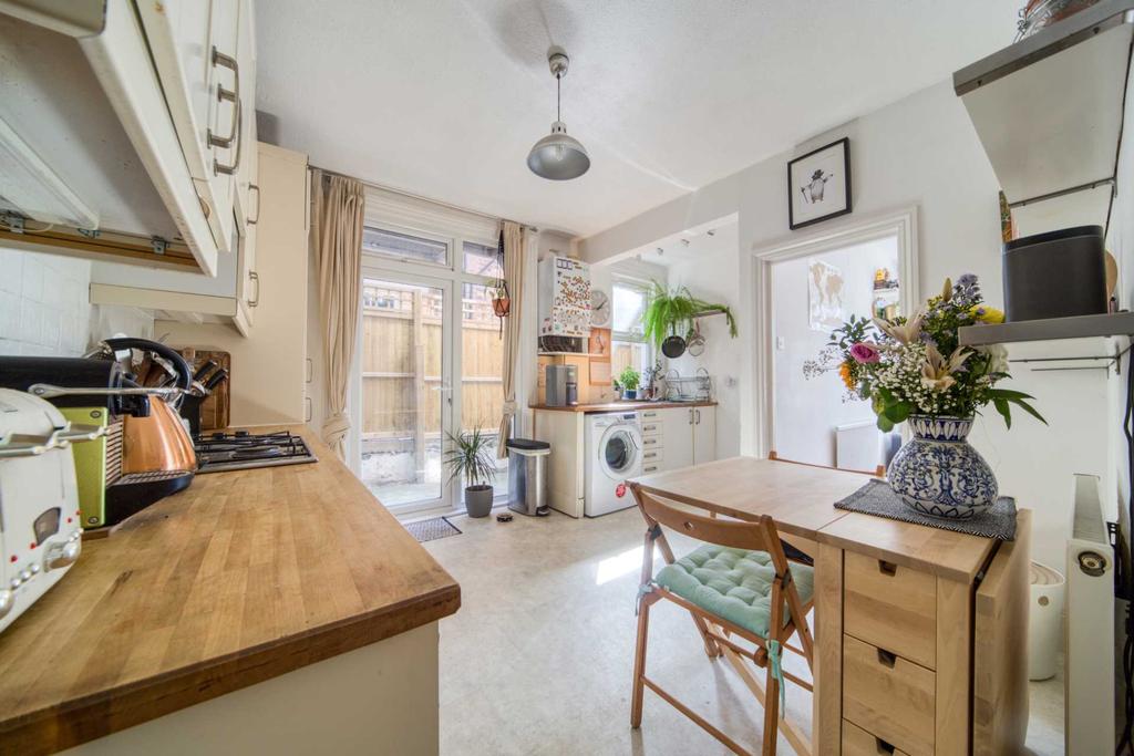 Herne Hill Road, Herne Hill, London... 2 bed flat £1,600 pcm (£369 pw)