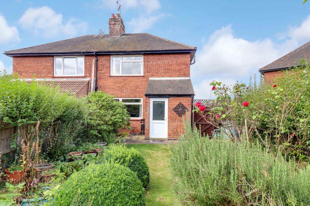 Buckminster Gardens, Grantham NG31 7SJ 3 bed semi-detached house - £190,000