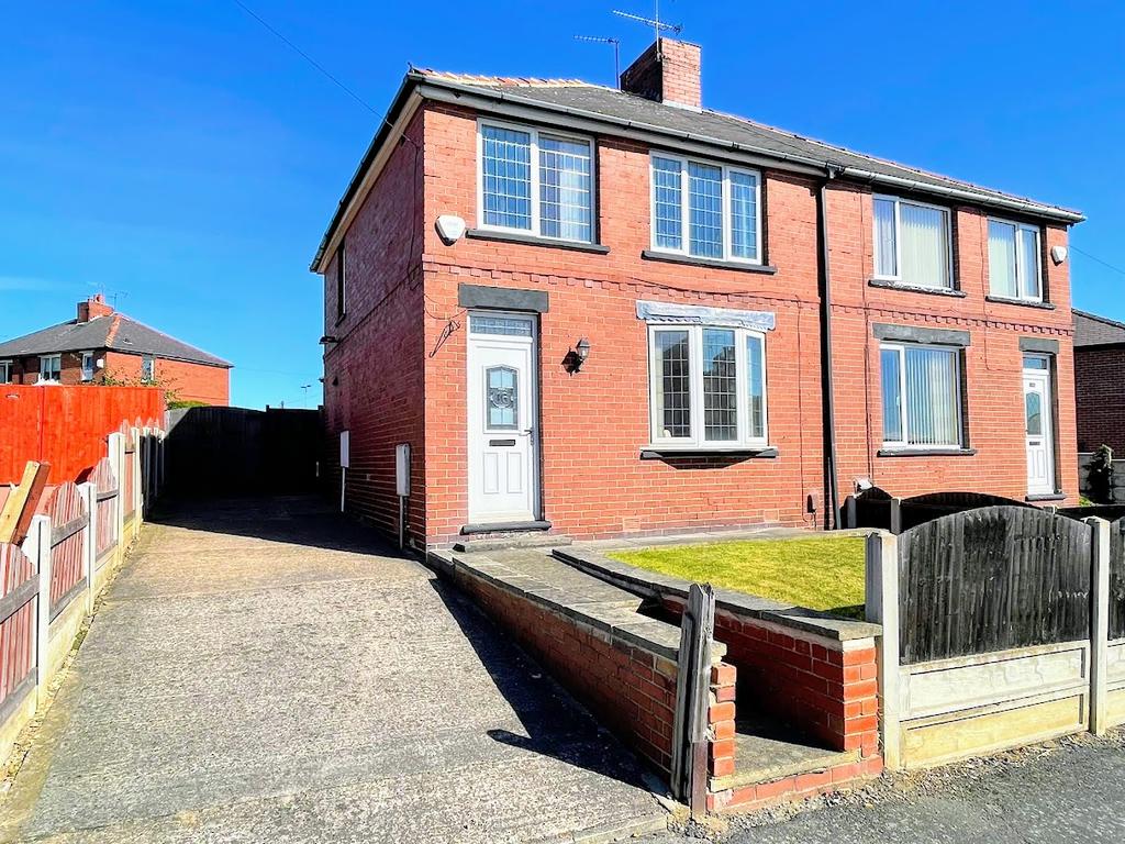 Wellington Crescent, Worsbrough... 3 bed semidetached house £140,000