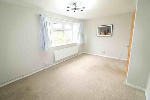 3 bedroom flat to rent, Wadhurst Close, Penge