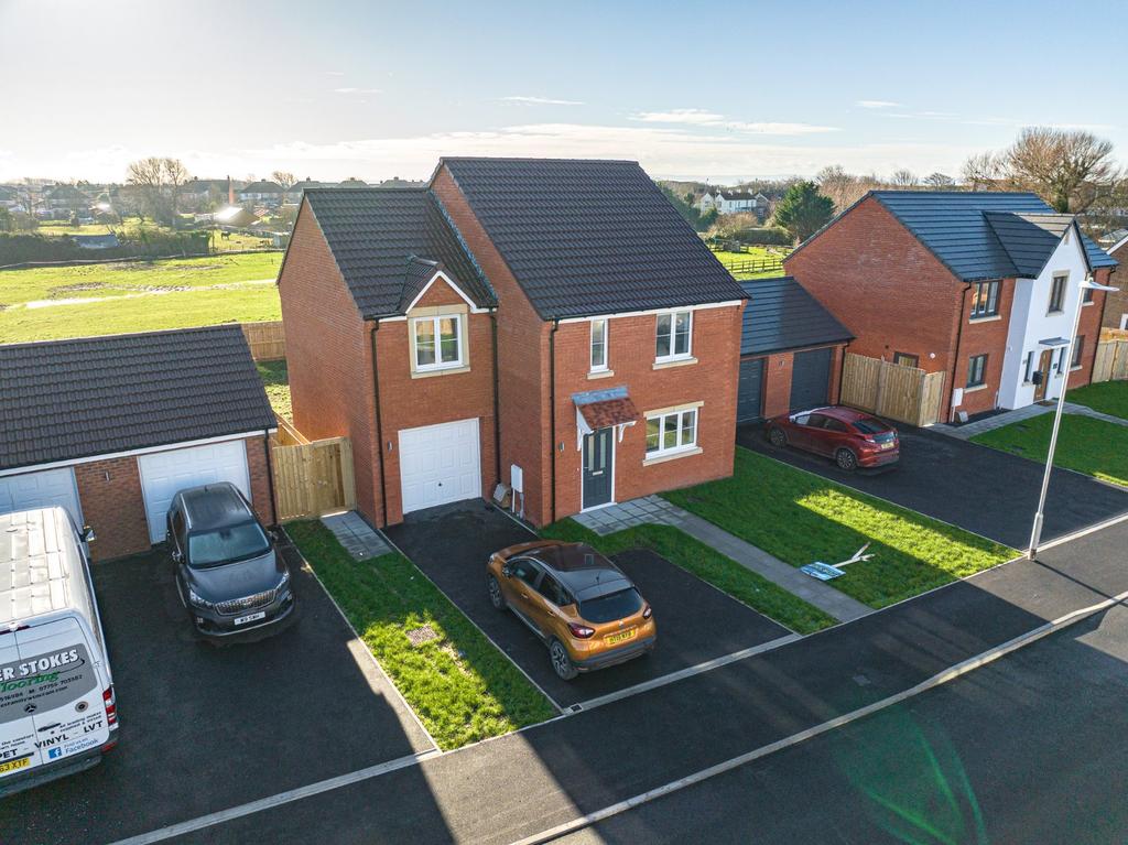 Campolina Drive, Berrow, BurnhamonSea, TA8 4 bed detached house for