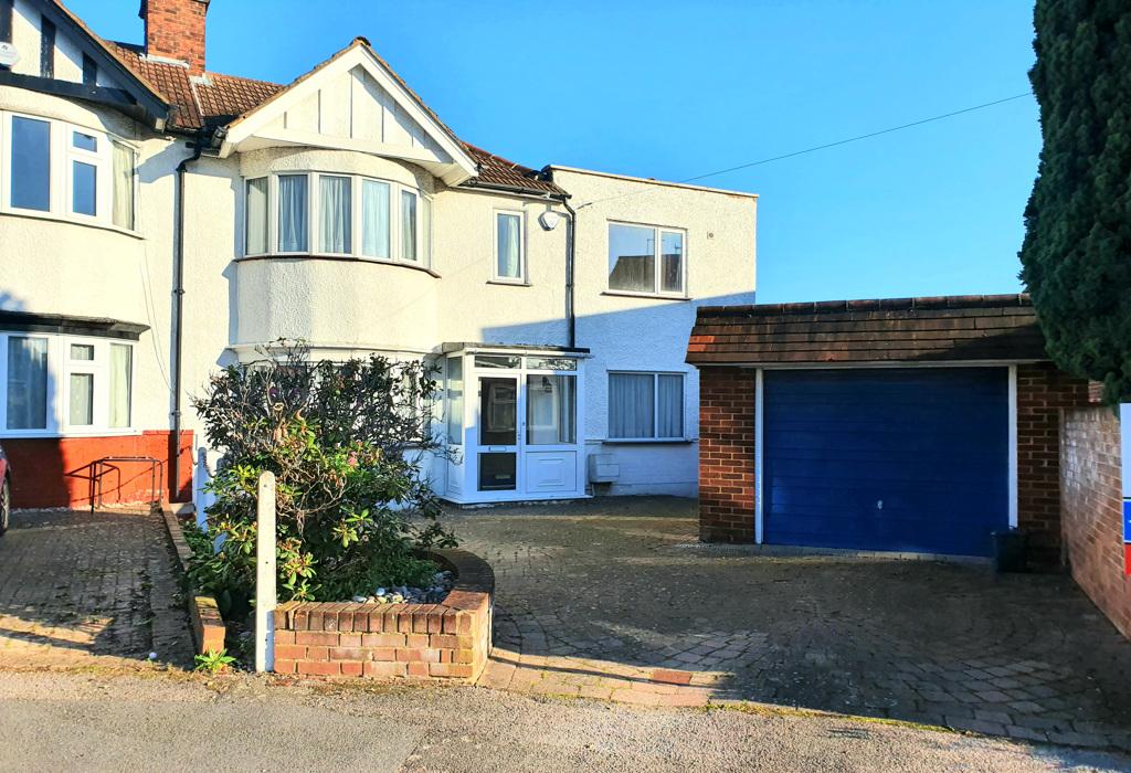 A Brixham Crescent, Ruislip 4 bed semidetached house £2,100 pcm (£