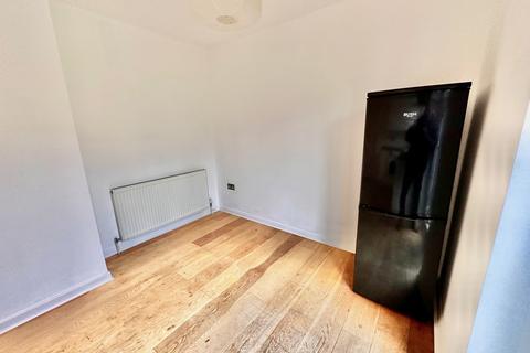 3 bedroom terraced house to rent, Farrant Avenue, London N22