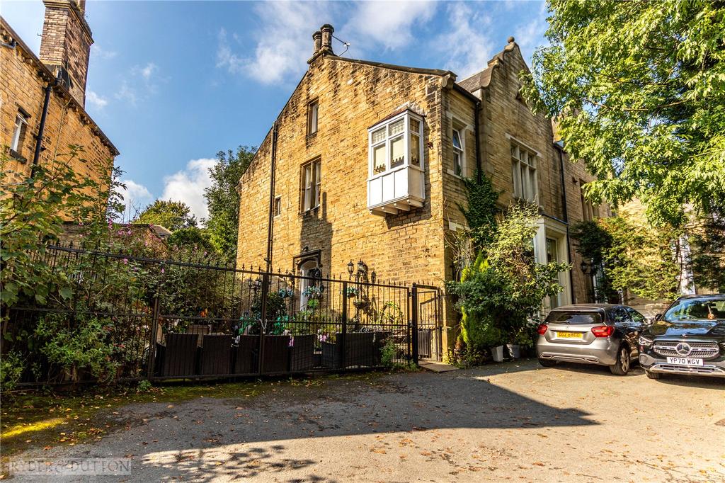New North Road, Edgerton, Huddersfield, HD1 5 bed semidetached house